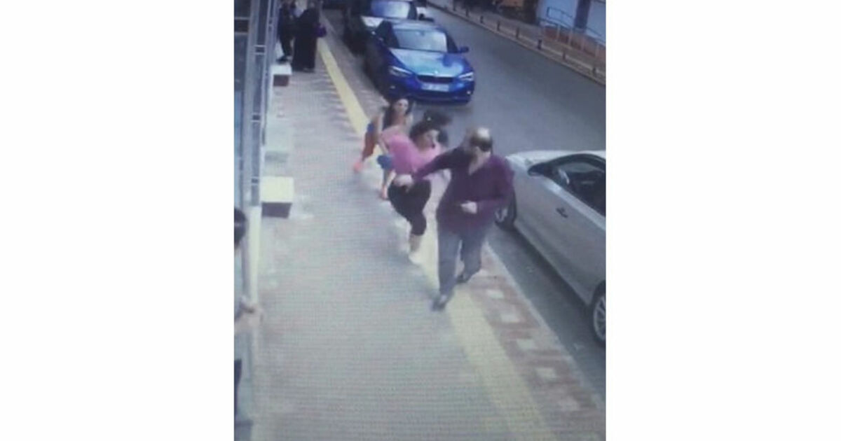 Tartıştığı Erkek Arkadaşını Bıçakladı Olay Anı Güvenlik Kamerasına Yansıdı