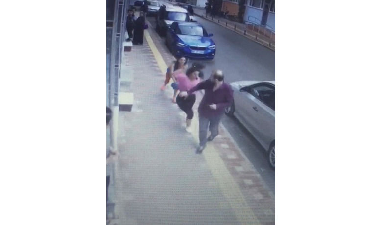 Tartıştığı Erkek Arkadaşını BıçakladıOlay Anı Güvenlik Kamerasına Yansıdı - Samsun’un Bafra ilçesinde kendisini rahatsız ettiği gerekçesiyle eski erkek arkadaşını bıçaklayan kadın, mahkemece serbest bırakıldı. Olay anı ise güvenlik kameralarına yansıdı.