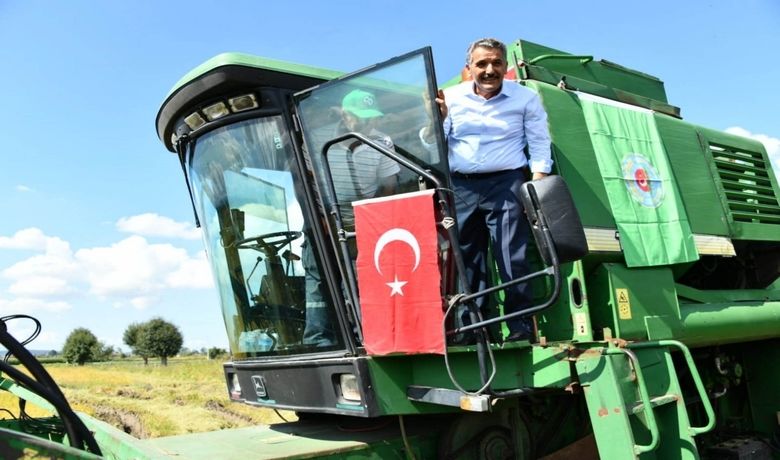 Protokol Biçerdöverle Çeltik Hasadı Yaptı“geleneksel 3. Çeltik Hasat Şenliği” Yapıldı - Samsun’un Bafra Ovası'nda düzenlenen “Geleneksel 3. Çeltik Hasat Şenliği”nde protokol, biçerdöverle hasat yaptı.