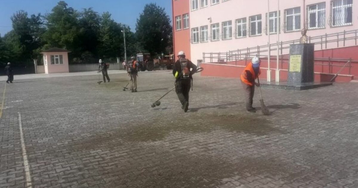 Bafra'da Okul Bahçeleri Temizleniyor
