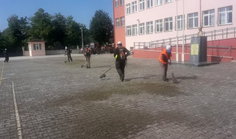Bafra'da Okul Bahçeleri Temizleniyor - Bafra Belediyesi 2018-2019 eğitim ve öğretim yılına başlayan öğrencilerin daha temiz ortamlarda eğitim almaları amacıyla ilçe genelindeki okullarda bahçe ve çevre temizliği yapıyor.
