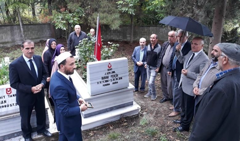 Şehit Asker Kabrinin Başında Dualarla Anıldı - Şırnak-Van karayolunda bulunan kontrol noktasına 26 Eylül 2016 tarihinde bölücü terör örgütü mensuplarınca düzenlenen silahlı saldırı sonucu şehit olan Jandarma Uzman Onbaşı Burak Perçin, şehadetinin 2. yılında Bafra'nın Gökçesu Mahallesi'ndeki kabri başında dualarla anıldı.