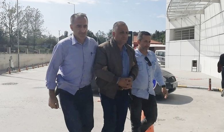 Bafra’nın Sülün Osman’ı Yakayı Ele Verdi - Samsun'un Bafra ilçesinde "Arsa satacağım" diyerek gurbetçi vatandaşı 22 bin lira dolandırdığı gerekçesiyle adliyeye çıkarılan şüpheli, mahkemece tutuklandı. Bafra’da ünlü dolandırıcı Sülün Osman’ı aratmayacak işler yapan Recep Ö.'nün(45) çok sayıda dolandırıcılıktan sabıkalı olduğu da ortaya çıktı.