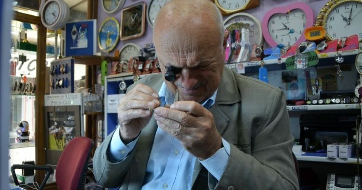 84 Yaşındaki Saatçi Ustası Yıllara Meydan Okuyor