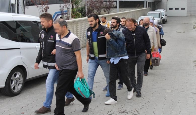 Samsun'da Fetö'den 7 Kişi Adliyeye Sevk Edildi - Samsun merkezli Sinop ve Kars illerini kapsayan Fethullahçı Terör Örgütü/Paralel Devlet Yapılanması (FETÖ/PDY) operasyonunda gözaltına alınan 11 kişiden 7'si adliyeye sevk edildi.