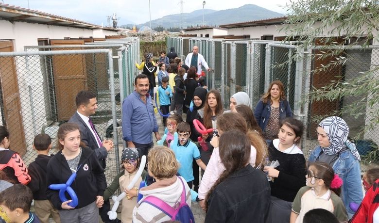 Hayvanseverler Barınağı Gezdi - Samsun'un Bafra ilçesinde 4 Ekim Dünya Hayvanları Koruma Günü nedeniyle hayvanseverler, Sokak Hayvanları ve Rehabilitasyon Merkezini ziyaret ederek bilgiler aldı.