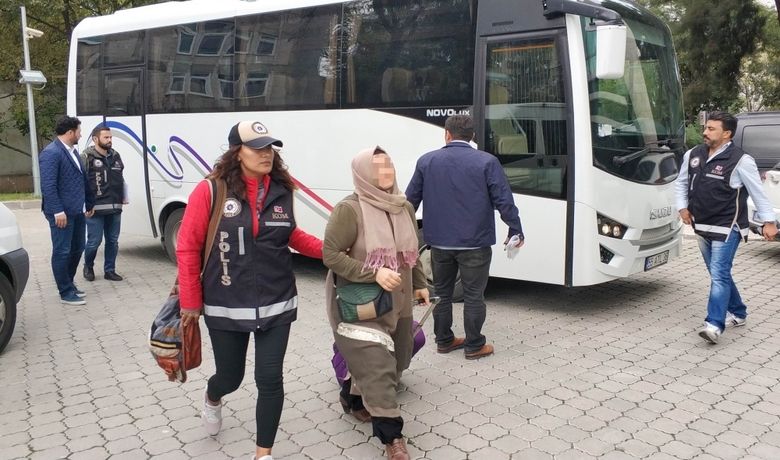Samsun'da Fetö'den 5 Şüpheli Adliyede - Samsun merkezli Sinop ve Kars illerini kapsayan Fethullahçı Terör Örgütü/Paralel Devlet Yapılanması (FETÖ/PDY) operasyonunda gözaltına alınan 5 şahıs adliye sevk edildi.