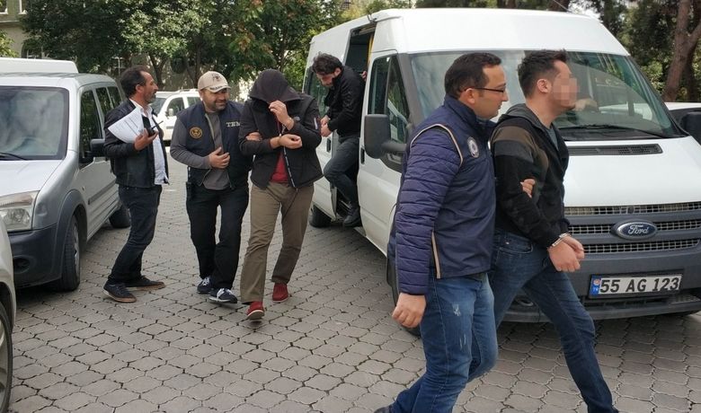 Samsun'da Fetö'den 5 Asker Adliyeye Sevk Edildi - Samsun merkezli 13 ili kapsayan askeri personele yönelik düzenlenen Fethullahçı Terör Örgütü/Paralel Devlet Yapılanması (FETÖ/PDY) operasyonunda 12'si muvazzaf, 1'i eski asker gözaltına alınan 13 şahıstan 5'i adliyeye sevk edildi.