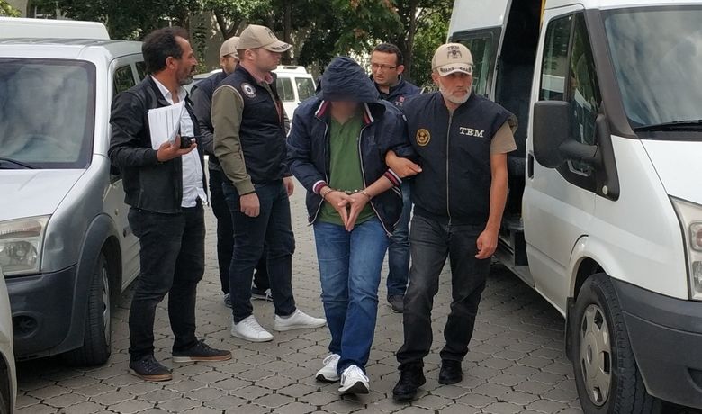 Samsun'da Fetö'den 1 AskerTutuklandı, 4 Askere Adli Kontrol - Samsun merkezli 13 ilde düzenlenen FETÖ/PDY operasyonunda 12'si muvazzaf, 1'i eski asker gözaltına alınan 13 şahıstan 5'i adliyeye sevk edildi. Nöbetçi mahkemeye ifade veren 1 asker tutuklanırken, 4 asker ise adli kontrol şartıyla serbest bırakıldı.