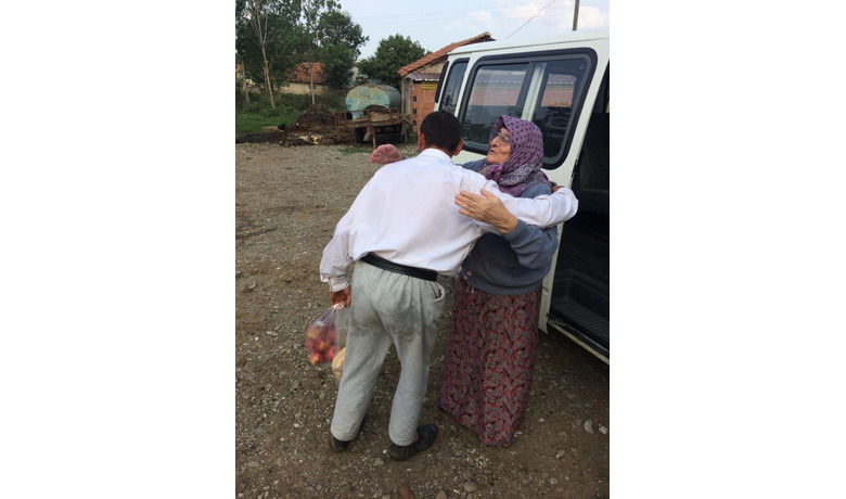 Yaşlı Annenin Evlat Hasreti Son Buldu - 19 yıldır Aile, Çalışma ve Sosyal Hizmetler Samsun İl Müdürlüğüne bağlı Bafra 75. Yıl Huzurevinde kalan 73 yaşındaki Fatma Gürel'in evlat hasreti son buldu.