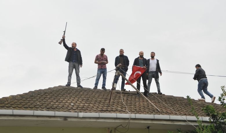 Bafra’da Olaylı Yıkım Turizm Fakültesi Arazisi ÜzerindeBulunan Ev, 8 Saat Süren Gerginliğin Sonunda Yıkıldı - Samsun’un Bafra ilçesinde hazine arazisi olduğu gerekçesiyle 64 yıldır oturdukları evlerinin yıkılmasına karşı çıkan aile, güvenlik güçlerine zor anlar yaşattı. 8 saat süren gerginliğin sonunda ev yıkıldı.