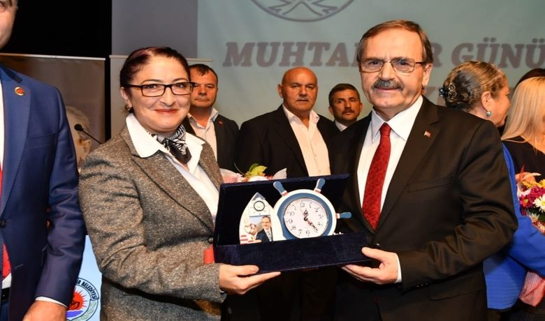 Başkan Şahin'den Muhtarlara Müjde Sosyal Tesislerde İndirim VeÜcretsiz Otopark Başkan Şahin: “samsun’un Potansiyelleri Çok Fazla” - Muhtarlar Günü münasebetiyle düzenlenen programda muhtarlarla bir araya gelen Samsun Büyükşehir Belediye Başkanı Zihni Şahin, Samsunlu muhtarlara belediyeye ait sosyal tesislerde indirim ve ücretsiz otopark müjdesi verdi.