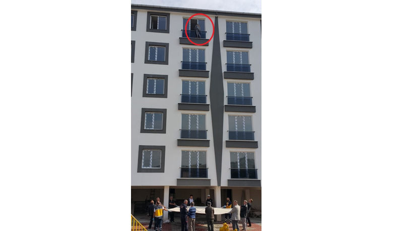 Samsun'da 5. Katın Penceresinde İntihar Girişimi - Samsun'un Alaçam ilçesinde bunalıma giren bir kadın, apartmanın 5. katında intihar girişiminde bulundu.