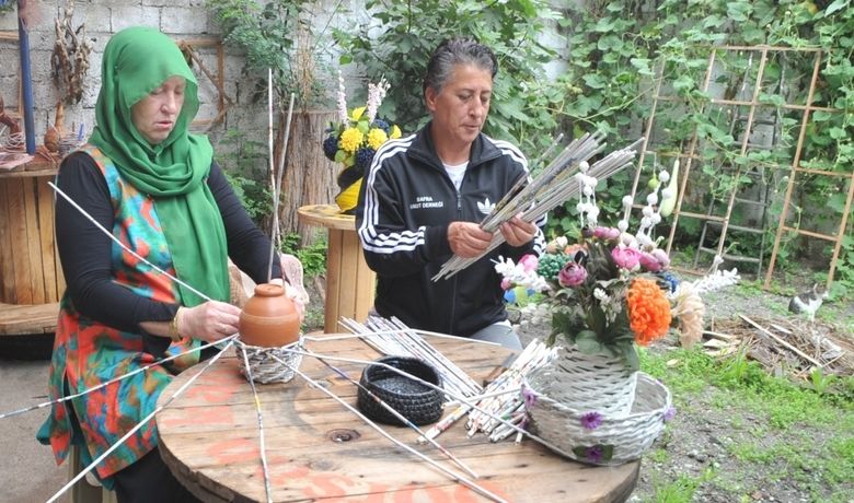 Gazete Kağıtlarından İlginç Ürünler Yapıyor - Samsun'un Bafra ilçesinde açılan el sanatları kursunda gazete kağıtlarından ilginç ürünler yapıyor.