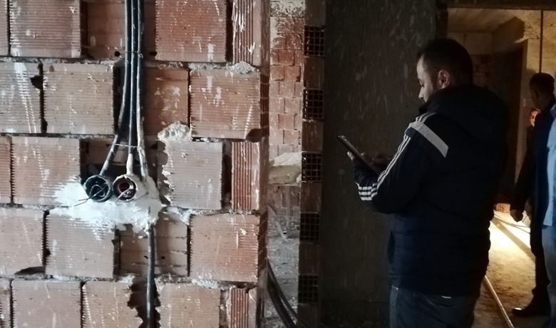 Ustalar Döşüyor, Hırsızlar Çalıyor - Samsun’un Bafra ilçesinde bir inşaatın 11 gün içinde ikinci kez elektrik kabloları çalındı.
