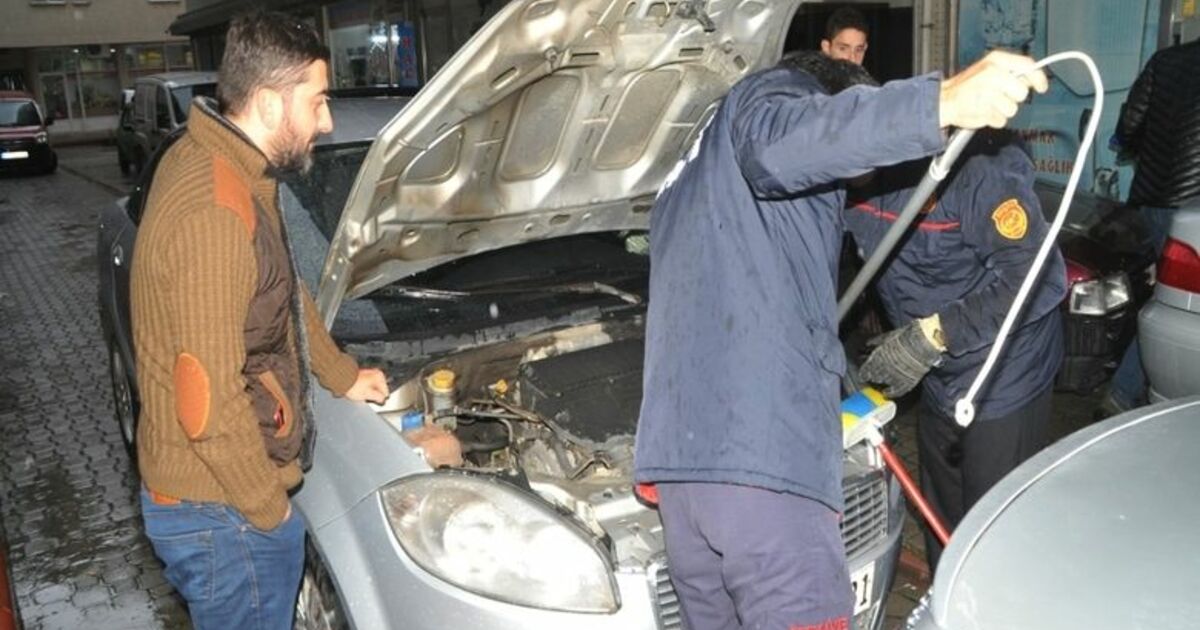 Otomobilin Motor Kısmına Sıkışan Kedi Güçlükle Çıkarıldı
