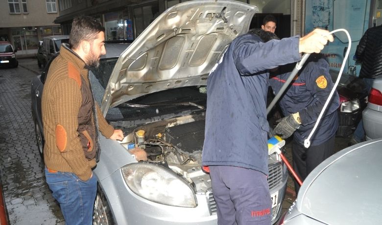 Otomobilin Motor KısmınaSıkışan Kedi Güçlükle Çıkarıldı - Samsun'un Bafra ilçesinde park halindeki otomobilin motor kısmına sıkışan kedi güçlükle çıkarıldı.