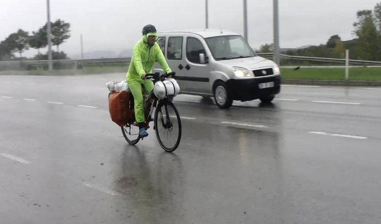 Çin'den İngiltere'ye Pedal Çeviriyor - Çin'in Şanghay şehrinden bisikletiyle İngiltere'nin başkenti Londra'ya gitmek yola çıkan 27 yaşındaki Li Jianan, faklı kültürleri tanımak istediğini söyledi.