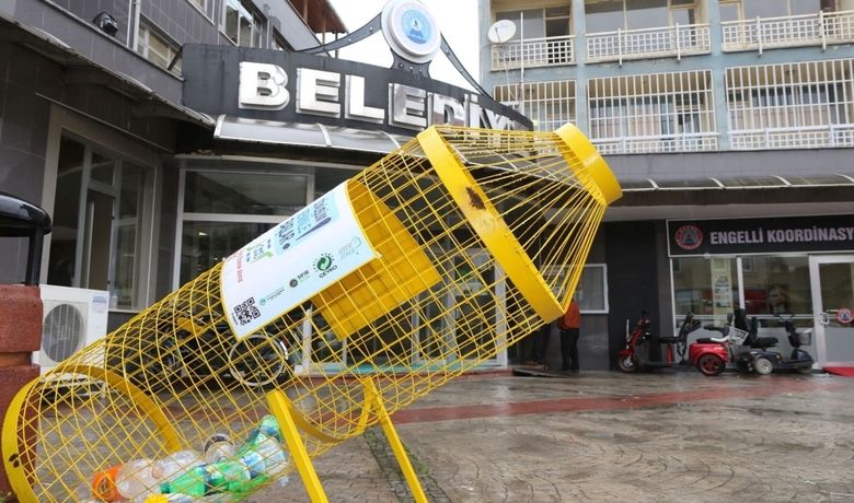 Bafra Belediyesinden Geri Dönüşüm Sepetleri - Bafra Belediyesinin pet şişe görünümlü geri dönüşüm sepetleri büyük beğeni topladı.