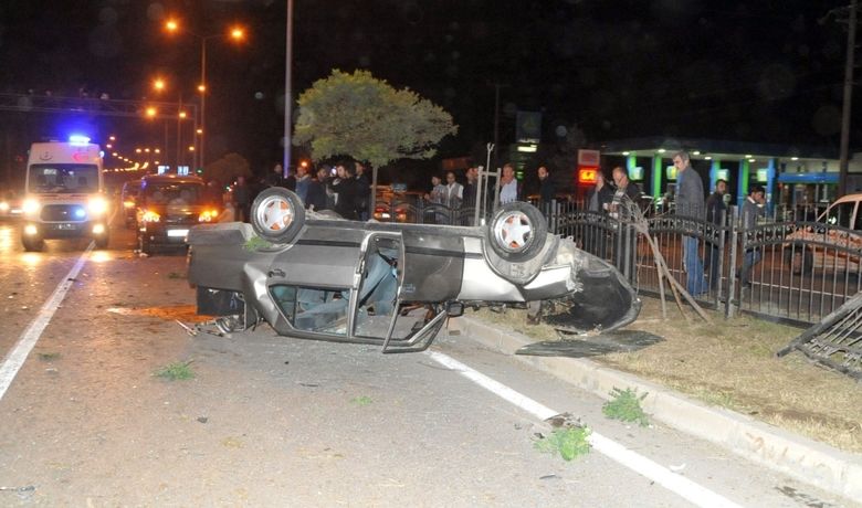 Karşı Şeride Geçen OtomobilDüğün Konvoyuna Çarptı: 6 Yaralı - Samsun’un Bafra ilçesinde karşı şeride geçip takla atan otomobil zincirleme kazaya neden oldu. Kazada 6 kişi yaralandı.