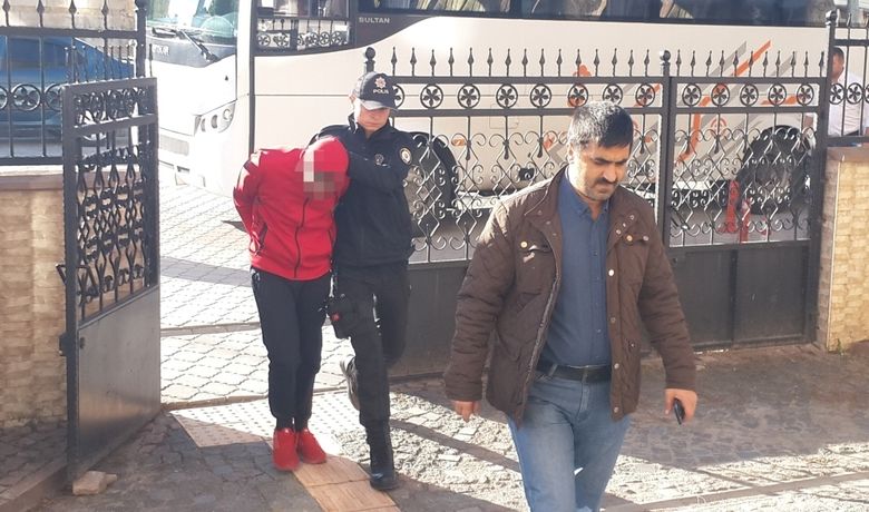 İstanbul'dan Samsun'a Uyuşturucu Nakli Polise Takıldı550 Gram Sentetik Kannabinoid Maddesi Ele Geçirildi - İstanbul'dan Samsun’un Bafra ilçesine uyuşturucu madde getiren şahıslar yakayı ele verdi. Yapılan operasyonda 550 gram sentetik kannabinoid maddesi ele geçirildi.
