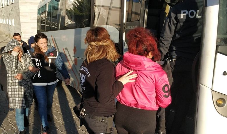 İstanbul'dan Samsun'a UyuşturucuNakline 6 Tutuklama - İstanbul’dan Samsun’un Bafra ilçesine uyuşturucu madde getirirken Yakakent ilçesinde polis tarafından yakalanan 7 kişiden 6'sı tutuklandı.