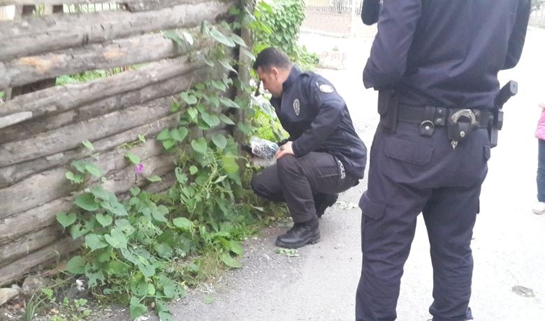 Bafra’da Yol Kenarında Tabanca Bulundu - Samsun’un Bafra ilçesinde küçük bir çocuk tarafından yol kenarına atılmış tabanca bulundu.