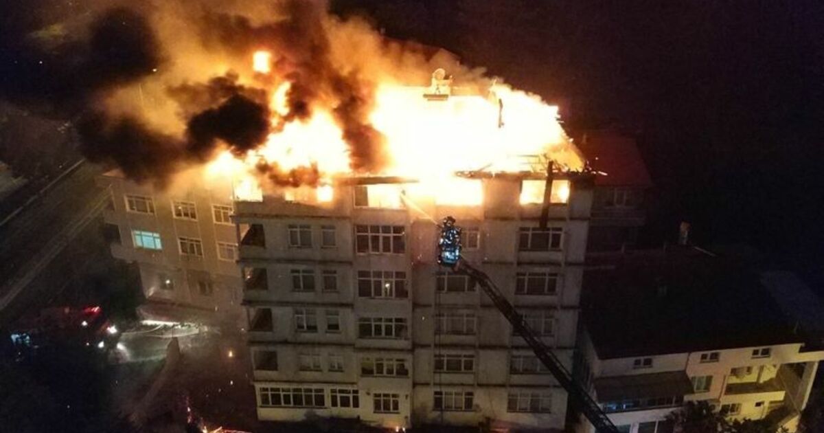 Samsun'da Bir Binanın 7. Katı Ve Çatısı Alev Alev Yandı