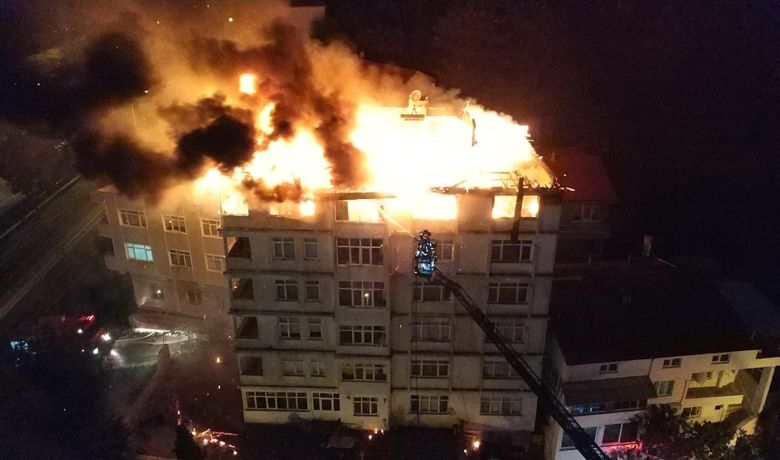 Samsun'da Bir Binanın 7. KatıVe Çatısı Alev Alev Yandı - Samsun'da bir apartmanın 7. katı ve çatısı alev alev yanarken, evde bulunan yabancı uyruklu aile kendini son anda dışarı atarak ölümden döndü.
