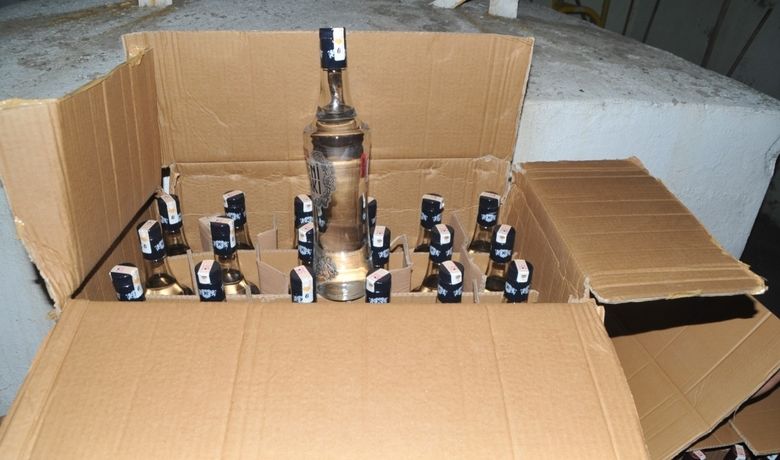 Bafra'da Kaçak İçki Ele Geçirildi - Samsun'un Bafra ilçesinde bir iş yerinde 189 şişe çeşitli markalarda kaçak içki ele geçirildi.