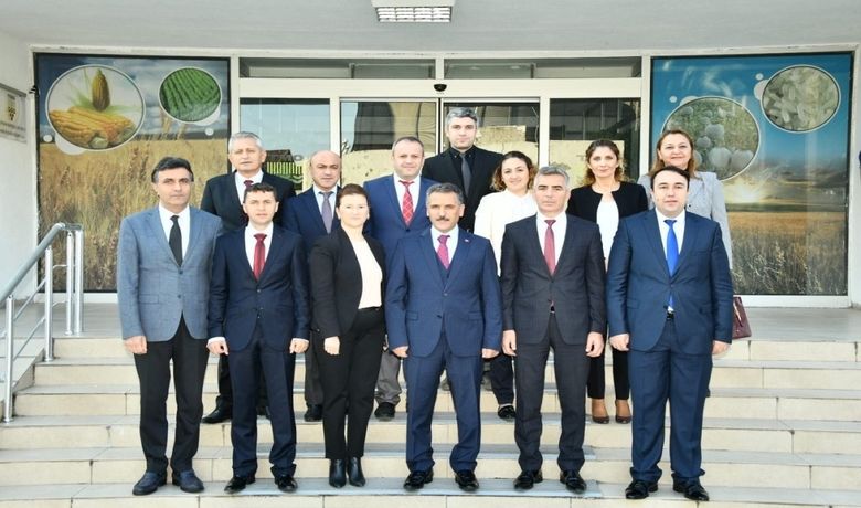 Vali Kaymak: “lisanslı Depo İçin Şehrin Dinamikleriyle Birlikte Çalışılmalı” “tarım ArazilerininMiras Ve Satış Yoluyla Parçalanması Ciddi Bir Ekonomik Kayba Yol Açıyor” - Samsun Valisi Osman Kaymak, Samsun'da özellikle fındık ve çeltik için daha fazla lisanslı depo ihtiyacı olduğunu, bunun için de şehrin dinamikleriyle birlikte çalışılması gerektiğini söyledi.