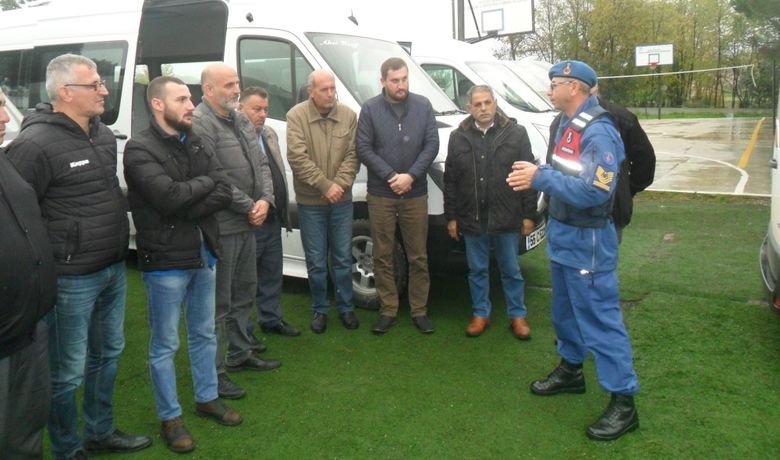 Özel Öğrenciler İçin Özel Denetim - Samsun’un Bafra ilçesinde İl Jandarma Komutanlığı Trafik Timleri tarafından Köseli Özel Eğitim Mesleki Eğitim Merkezi Okulunda servis minibüslerinde denetin ve bilgilendirme yapıldı.
