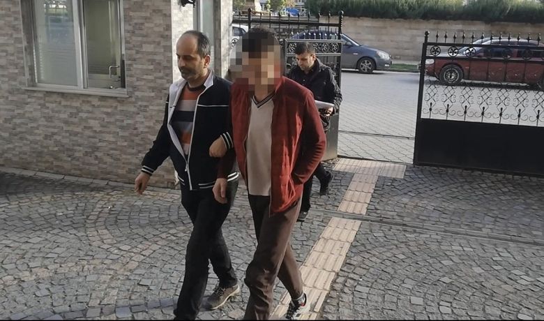 Müftülük Ve Kur'an Kursundan Hırsızlık Zanlısı Tanıdık ÇıktıBafra'da Laptop Çaldığı Müftülüğe Bayrak Asan Şüpheli Yakalandı - Samsun'un Bafra ilçesinde dün gece yarısı müftülük ve Kur'an kursunda meydana gelen hırsızlık olaylarının şüphelisi polis tarafından yakalandı.