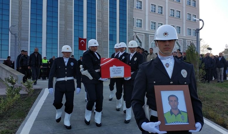 Kendini Vuran Polis İçin Tören Düzenlendi - Samsun’da beylik tabancasıyla kendini vurarak intihara kalkışan, tedavi altına alındığı hastanede hayatını kaybeden 4 aylık polis memurunun cenazesi düzenlenen törenin ardından memleketine gönderildi.