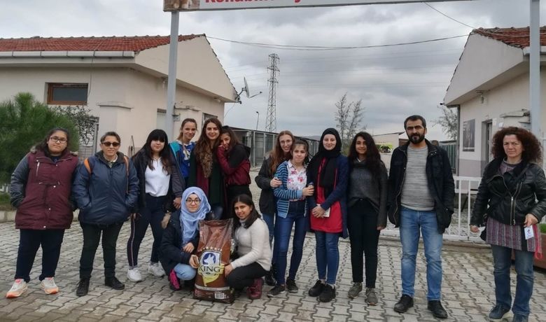 Liselilerden Hayvan Barınağına Mama Desteği - Samsun’un Bafra ilçesinde  Hasan Çakın Mesleki ve Teknik Anadolu Lisesi öğrencileri harçlıklarını biriktirerek Hayvan Rehabilitasyon ve Bakım Merkezine mama desteğinde bulundu.