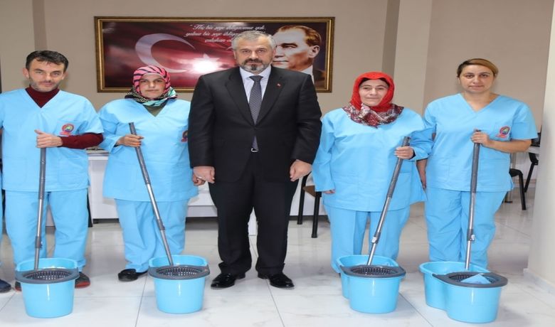 Bafra Belediyesinden Evde Temizlik Hizmeti - Bafra Belediyesi, yaşlı, bakıma muhtaç engelli ve fiziksel güçsüzlük ya da yetersizlikleri nedeniyle evlerinin temizliğini yapmakta zorluk çeken vatandaşlara evde temizlik hizmeti veriyor. Ücretsiz olarak verilen hizmet Kasım ayı itibarı ile başladı.