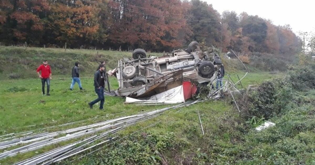Kamyonet Şarampole Devrildi: 2 Yaralı