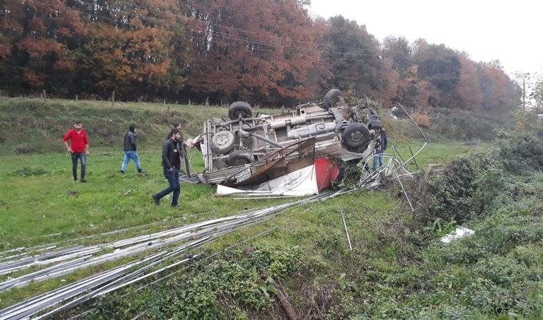 Kamyonet Şarampole Devrildi: 2 Yaralı - Samsun'un Bafra ilçesinde yoldan çıkan kamyonetin şarampole devrildiği kazada 2 kişi yaralandı.