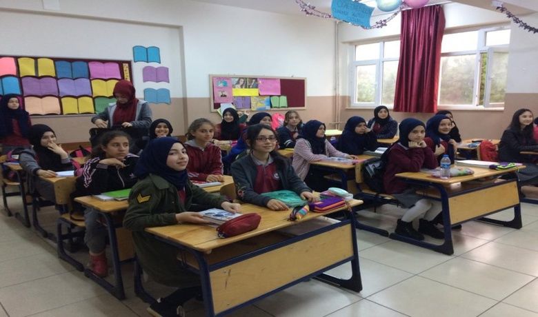 İmam Hatip Ortaokulu’ndan HerSınıfın Bir Değeri Var Projesi - İmam Hatip Ortaokulu’ndan " Her Sınıfın Bir Değeri Var " Projesi kapsamında, 7/ A Sınıfı öğrencileri ve Sınıf Rehber öğretmenleri Zübeyde Türkoğlu; harçlıklarının yarısını arkadaşlarıyla paylaşarak, bir etkinlik gerçekleştirdiler.