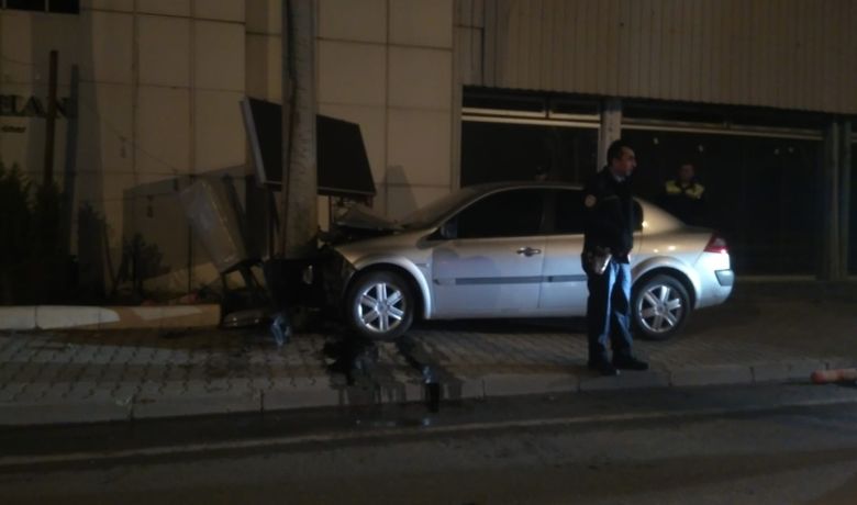 Otomobil Elektrik Direğine Çarptı : 1 Yaralı - Samsun'un Bafra ilçesinde elektrik direğine çarpan otomobil sürücüsü yaralandı.