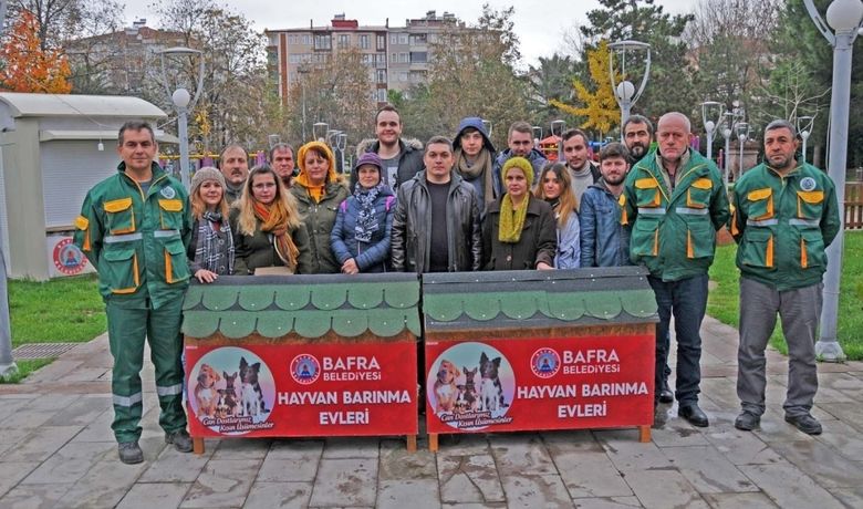 Sokak Köpekleri Artık Üşümeyecek - Samsun Bafra Belediyesi kış mevsiminde sokak hayvanlarının soğuktan, yazın da sıcaktan korunmaları için büyük ölçekli parklara hayvan barınma evleri yerleştirdi.