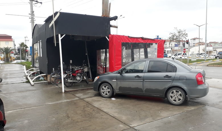 Bafra’da İş Yerinden Hırsızlık - Samsun’un Bafra ilçesinde meydana gelen hırsızlık olayında, bir işletmenin camından içeriye giren hırsızlar işyerinde bulunan bozuk paralar ile cep telefonunu çalıp kayıplara karıştı.