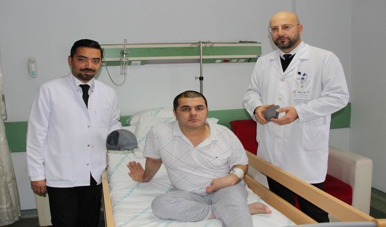 İki Fotoğraf Arasında İnanılmaz Fark  - 3D Yazıcı’ tekniğiyle kafasına titanyum parça takılan hastanın hem görüntüsü hem de psikolojisinde büyük bir değişim yaşandı