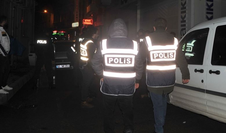 Bafra'da 180 Polisle Asayiş Uygulaması - Samsun'un Bafra ilçesinde 180 polisle yapılan asayiş uygulamasında sabit nokta ve eğlence mekanları didik didik arandı.