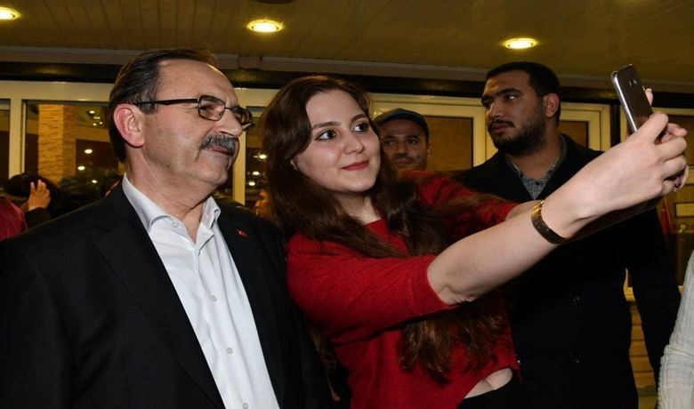 Başkan Şahin'den Omü'lüÖğrencilere “samsun'un Güzelliklerini Keşfedin” - Samsun Büyükşehir Belediye Başkanı Zihni Şahin, Ondokuz Mayıs Üniversitesinde (OMÜ) Öğrenci Konseyinin organize ettiği etkinlikte öğrencilerle bir araya geldi. Sevgi Kafede düzenlenen yemekte konuşan Başkan Zihni Şahin, çoğunluğu uluslararası öğrenci olan konuklarına, Samsun'un güzelliklerini keşfetmeleri tavsiyesinde bulundu.