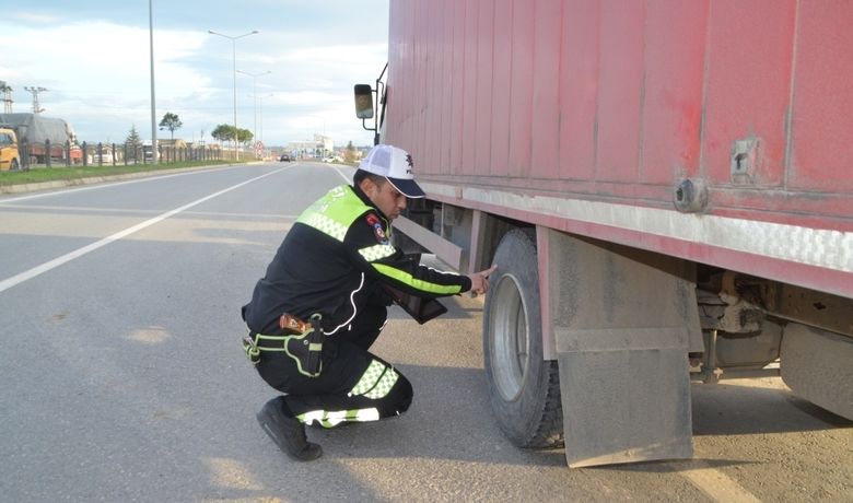 Bafra'da Kış Lastiği Denetimi - Samsun Bafra Bölge Trafik Denetleme İstasyon Amirliği ekipleri kış lastiği denetiminde bulundu.