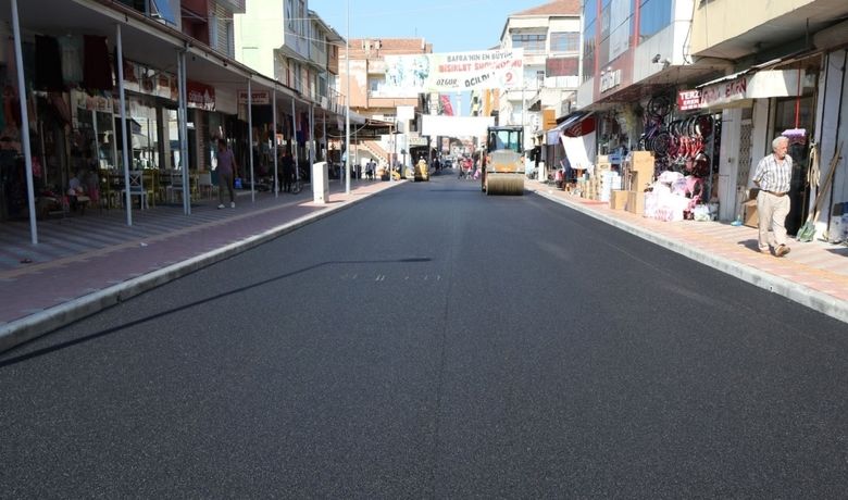 Bafra Belediyesi Hız Kesmiyor - Samsun Bafra Belediyesi tarafından 7 ay içerisinde 68 sokakta 31 bin ton asfalt, 28 Cadde ve sokakta 25 bin metrekare parke taşı döşendi.