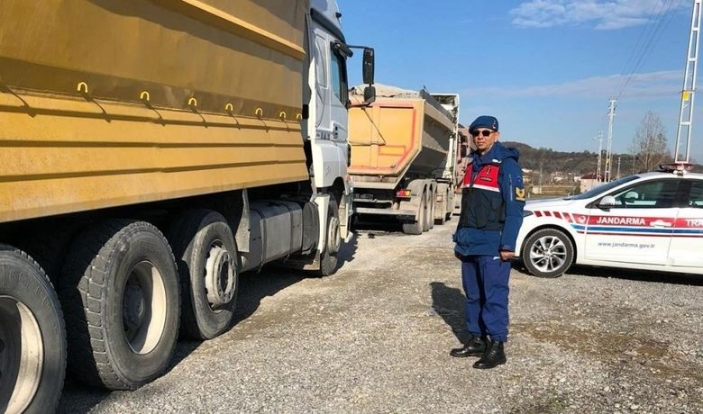 Jandarma Trafik Timlerinden 'Ağır Vasıta' Denetimi - Samsun İl Jandarma Komutanlığına bağlı trafik timleri tarafından ağır yük taşıtlarına yönelik denetim yapıldı.