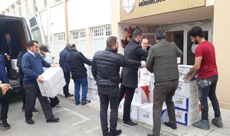 Badef Çocuklar ÜşümesinKampanyası İle Gönülleri Isıttı - İstanbul’daki Bafralı iş adamları, Bafra’daki ihtiyaç sahibi çocukları unutmadı ve “Çocuklar Üşümesin” isimli bot kampanyası kapsamında ilçemizde ihtiyat sahibi yedi yüz öğrencinin bot teslimi yapıldı.