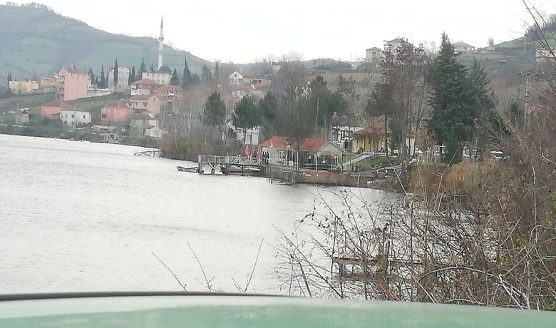 Gölde Kaybolan ŞahsıArama Çalışmaları Devam Ediyor - Samsun’un Bafra ilçesinde göle attığı ağı toplarken kayıktan düşen şahsı arama çalışmaları devam ediyor.